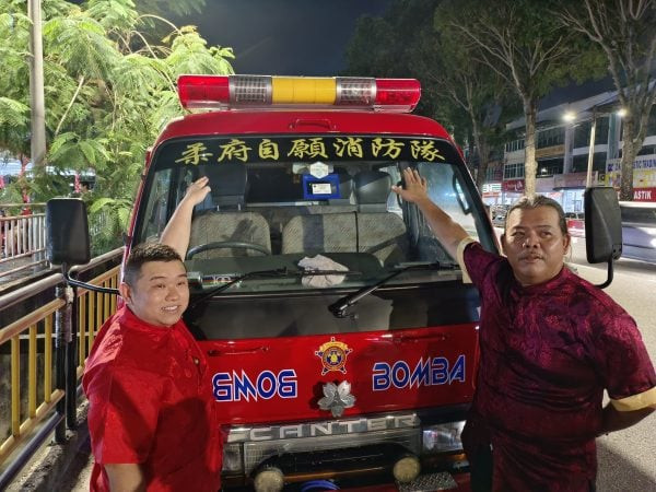车前大镜仅贴中文名 柔府自愿消防车验车不过关