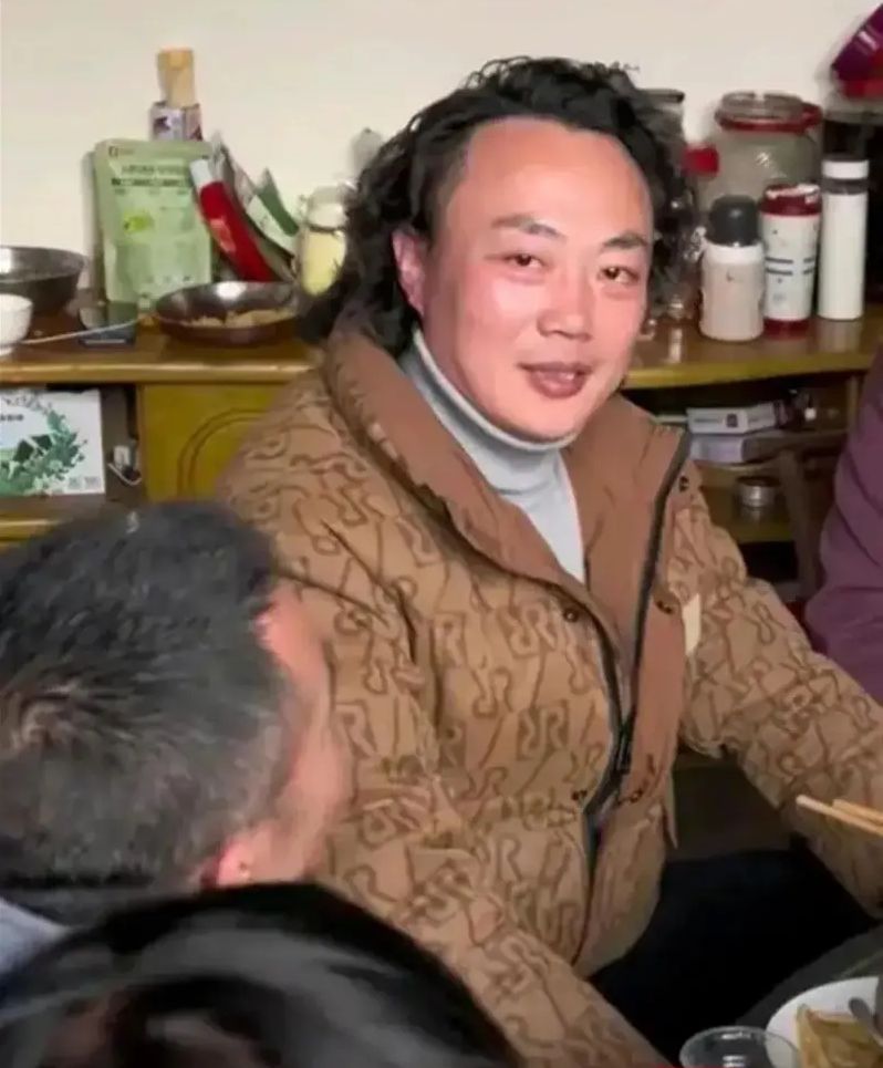 湖北男酷似陈奕迅