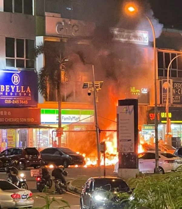 【烟花档爆炸起火】3车2摩托烧毁 档主表示不逃避责任