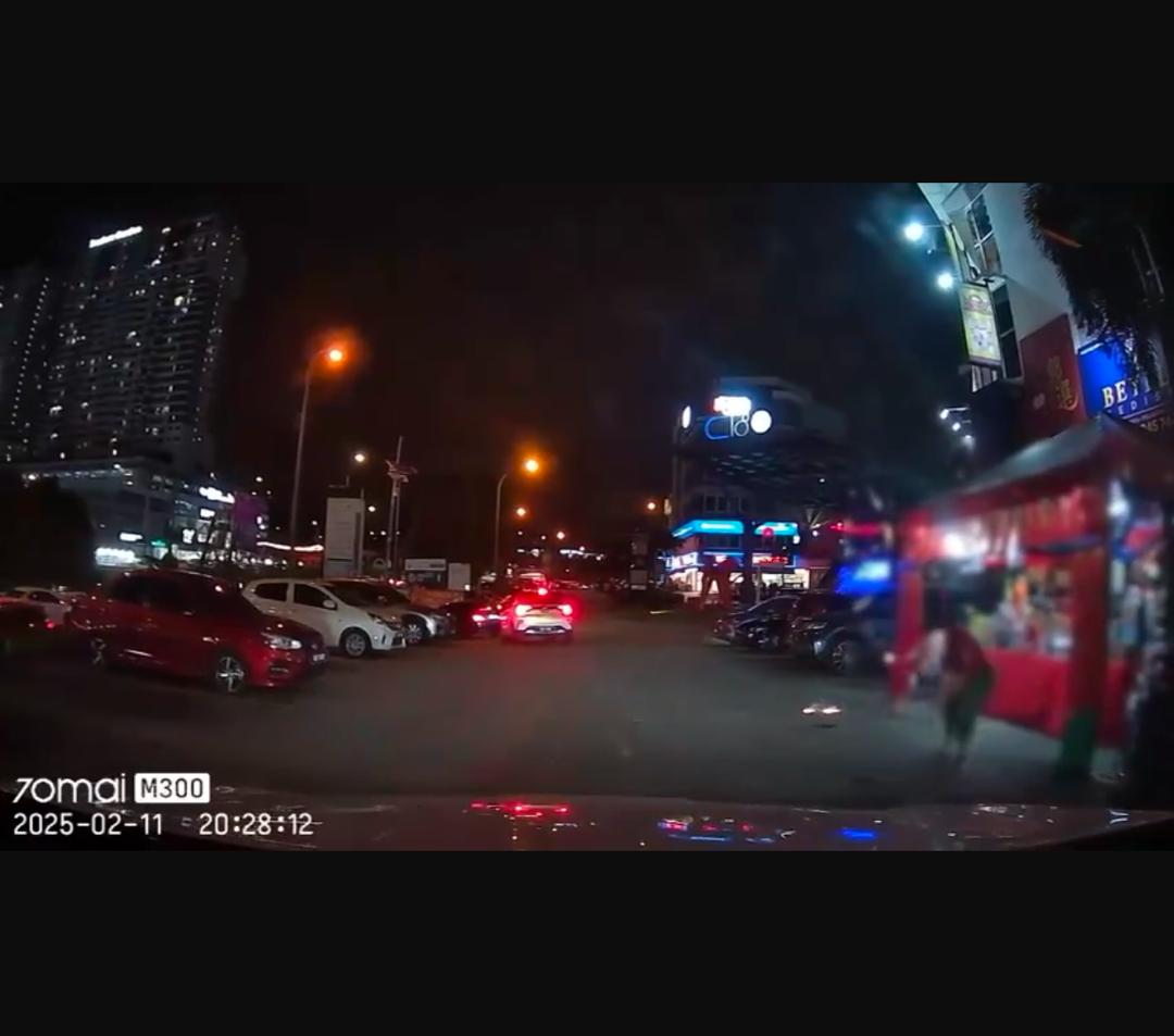 【烟花档爆炸起火】视频曝光 事发前小孩档前玩烟花