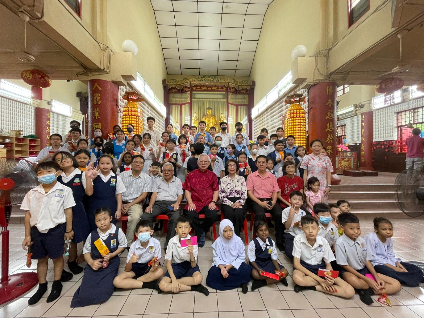 63中小学生受惠 威镇宫观音寺颁助学金