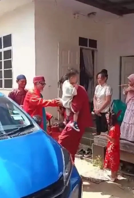 【视频】儿住家办农历新年活动 哈迪穿红彤彤到访