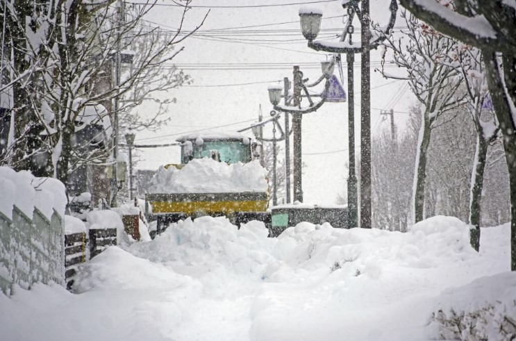 日本北海道降破纪录大雪 两大航空取消63航班