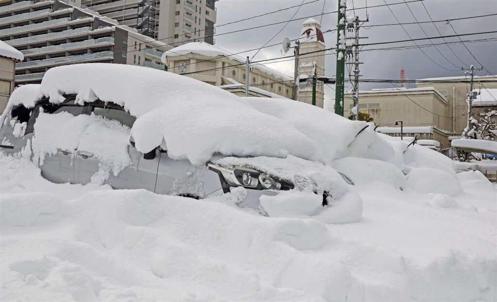 日本寒流发威 大雪狂下新干线停驶
