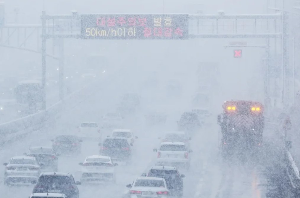 韩国大雪交通事故频传 高速公路逾30车连环撞·至少10人伤