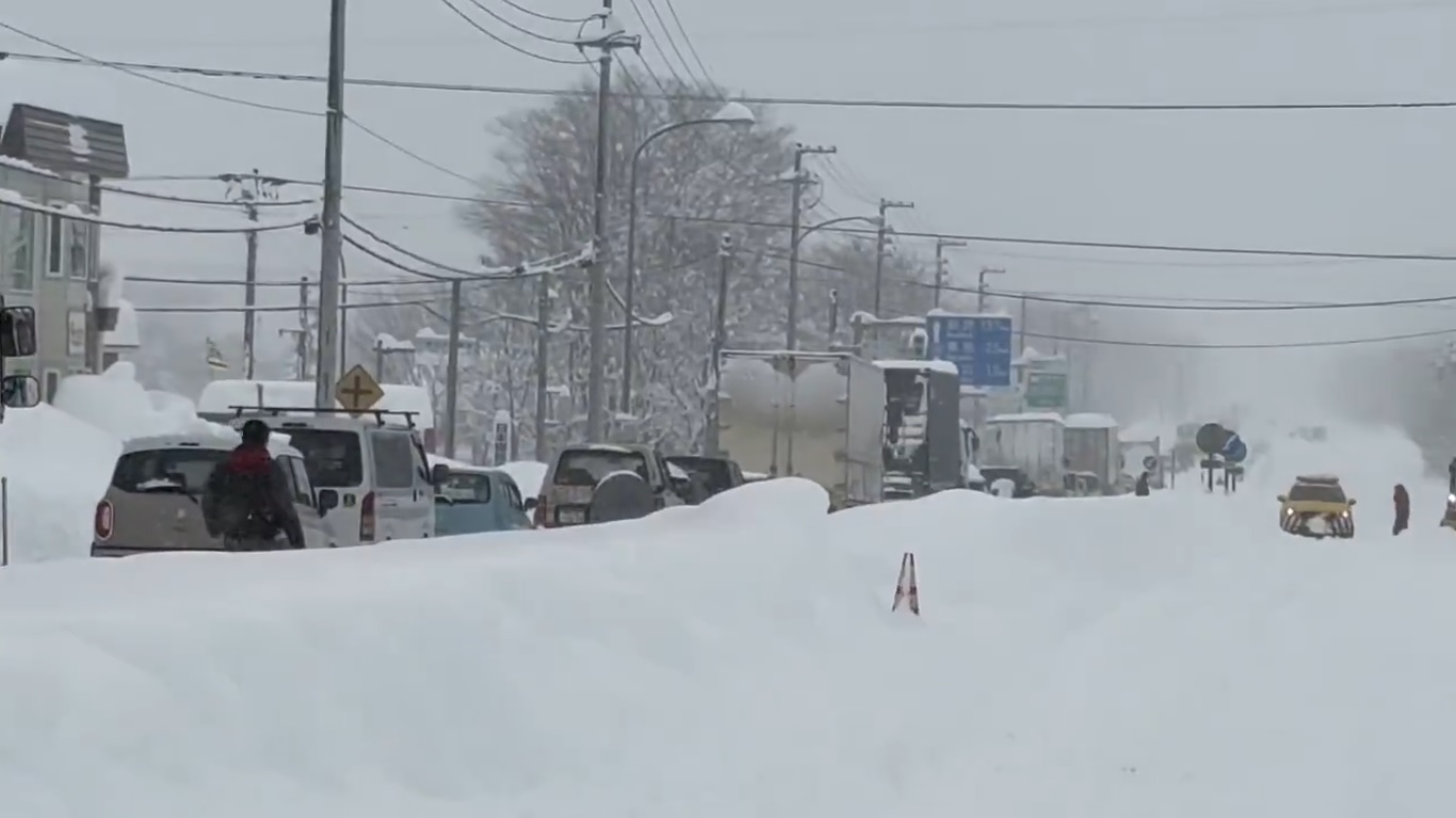 【视频】入冬以来“最强寒流”日本北海道一夜积雪1公尺