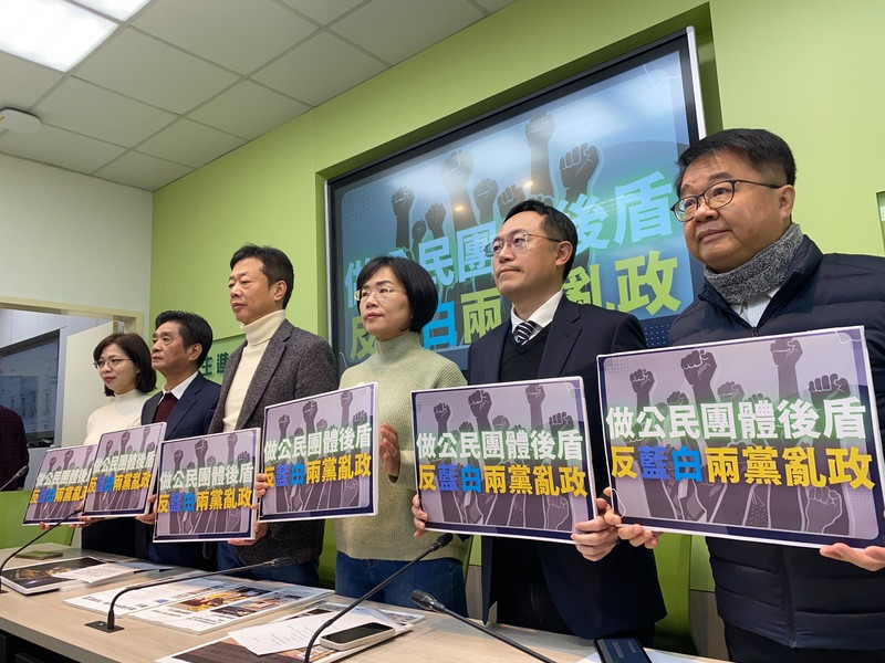 台湾罢免行动开打 中选会获35罢免提议书
