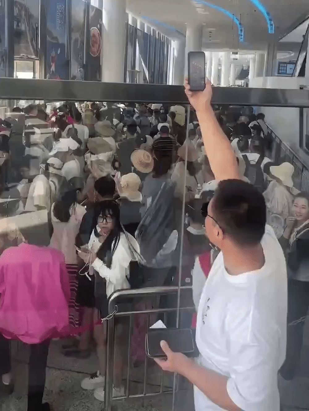 等不到船高喊退票 数千游客滞留三亚