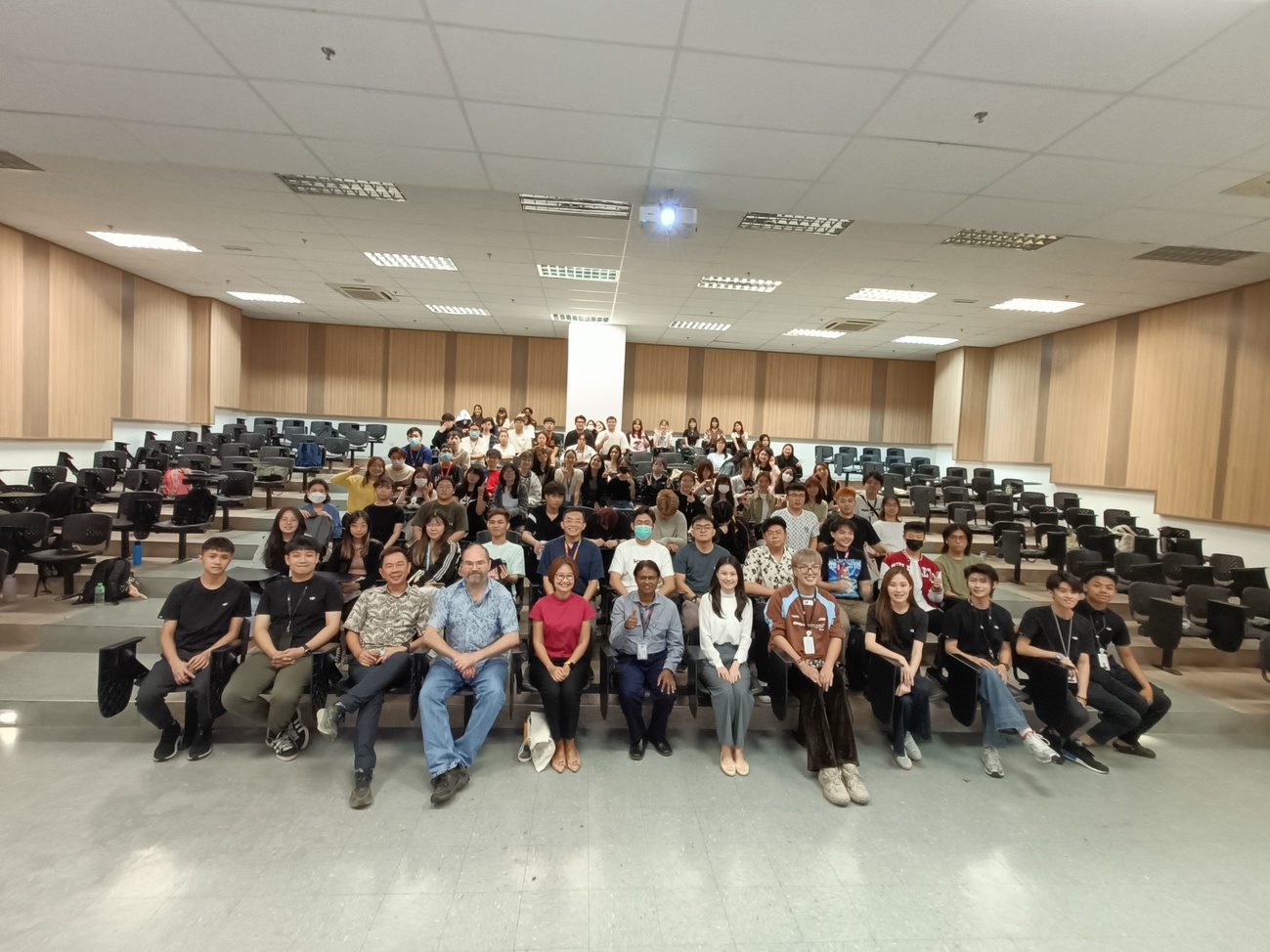 优大80学生参与无人机工坊