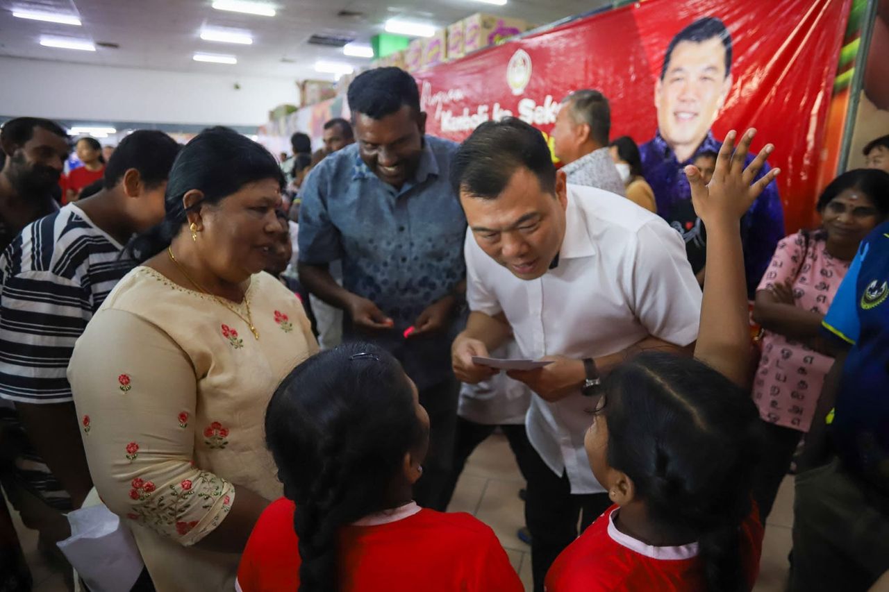 也朗州议员罗思义配合开学季资助160清贫生 共惠及11所学校