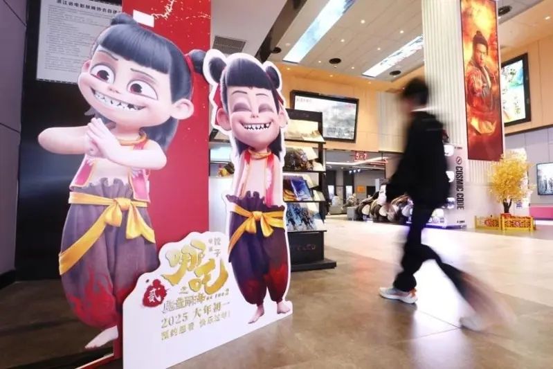 《哪吒2》热映 3D眼镜洗不停 员工锁死在爆米花机前