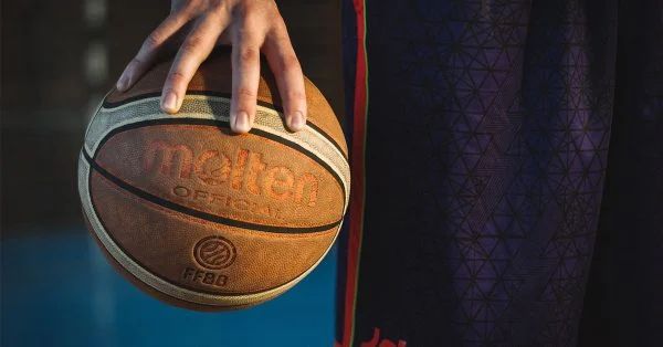 涉嫌性骚扰学员 前男篮球员被调查