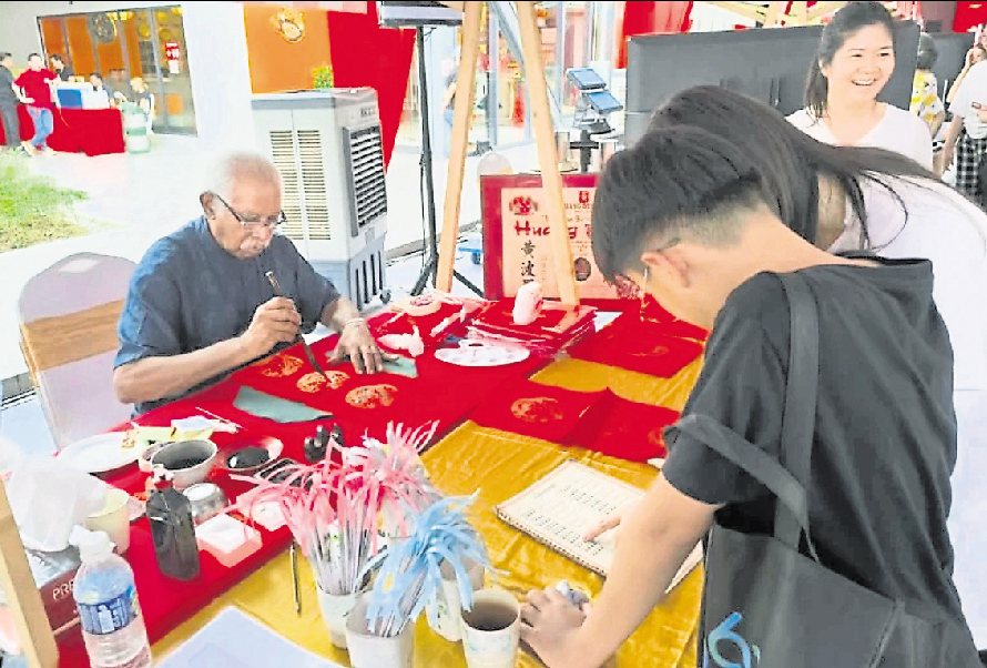 印裔书法家健康亮红灯 黄波罗最后一次公开挥春