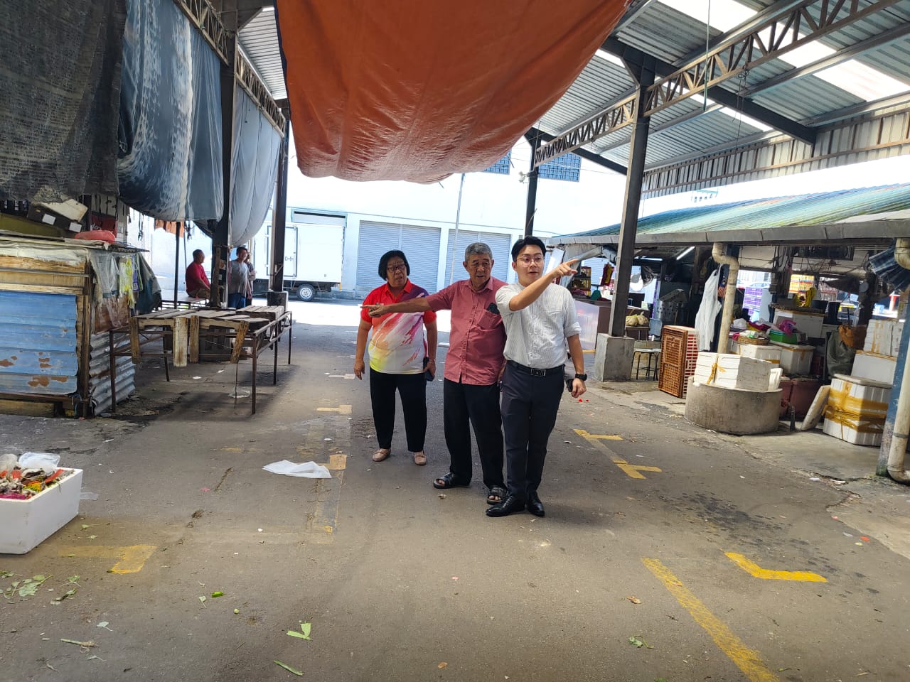 罗思义服务团队巡视新邦也朗巴刹 关注民生问题