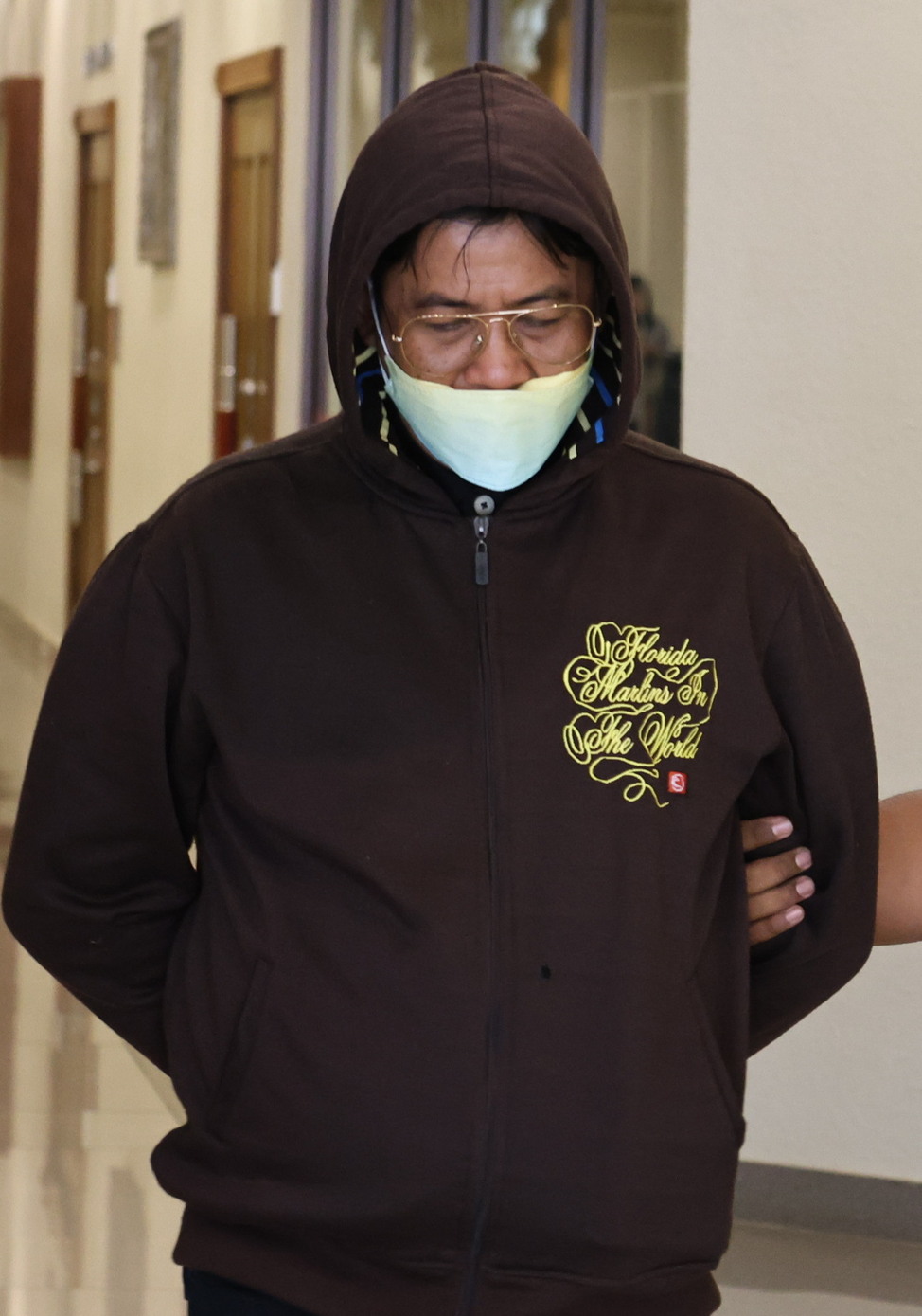 包庇殴打案女嫌犯 曹长涉收贿被控