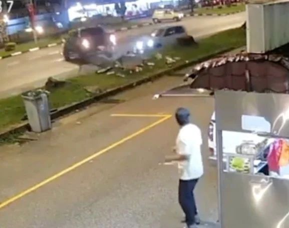 地毯卡油门致失控 四驱车大街乱窜险酿祸