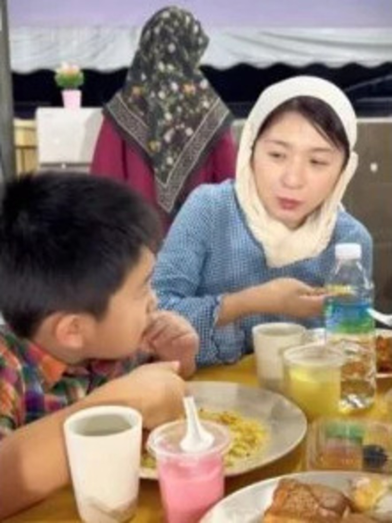 戴头巾教儿子以手进食引议 杨美盈:须遵从回教堂礼仪