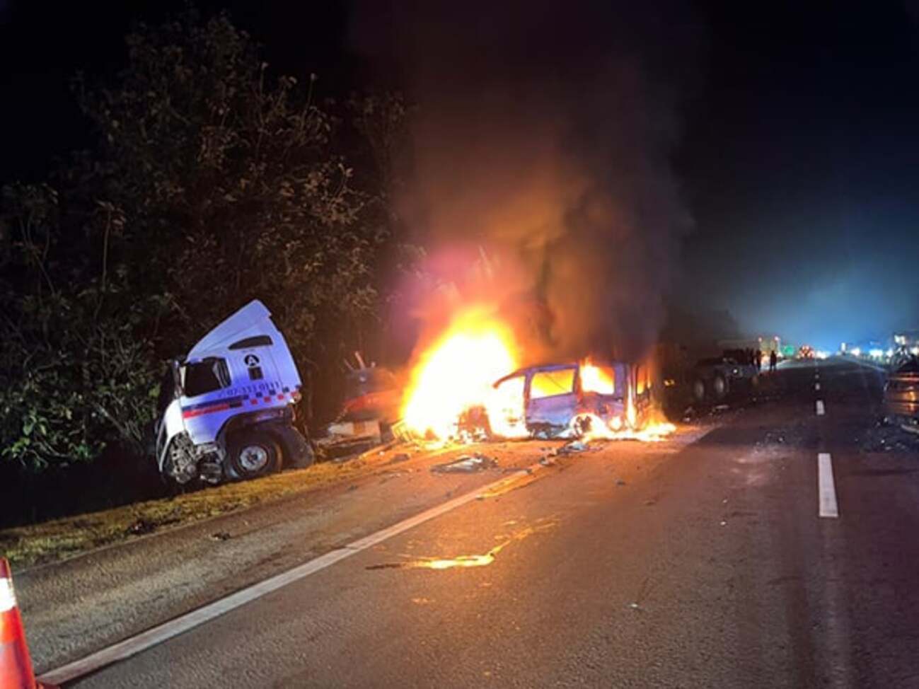 拖格罗里疑爆胎连撞3车