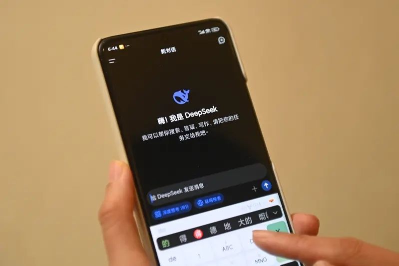 DeepSeek发布新版R1 称能力接近美国顶尖模型