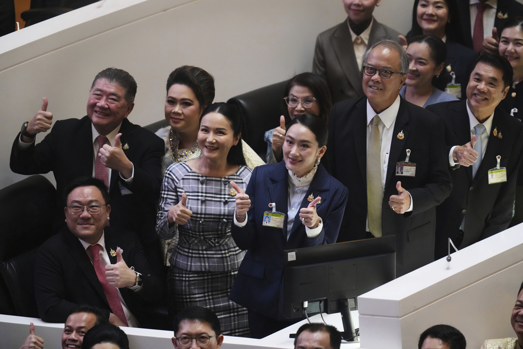 反对党控“父亲操控政府” 佩通坦挺过不信任投票