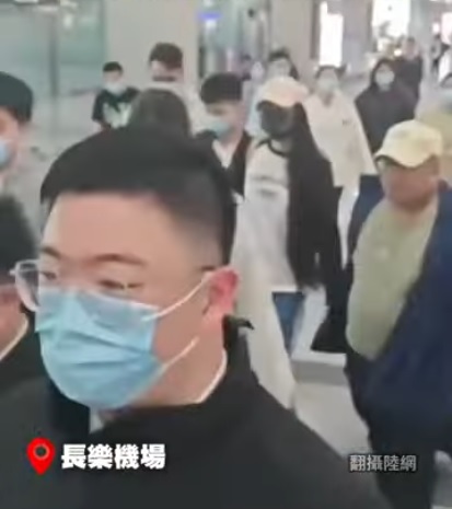 亚亚抵福州机场 黑衣汉包围“陪同”离开