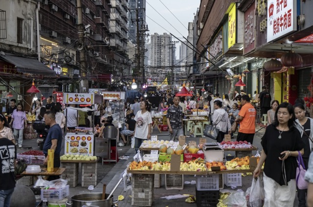 中国经济开年有所改善 挑战依旧