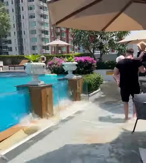 受困曼谷高楼泳池