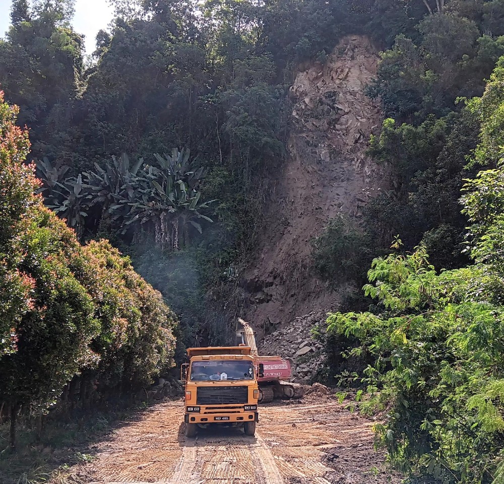 连绵豪雨肇山壁崩塌 加影3地区居民心惊