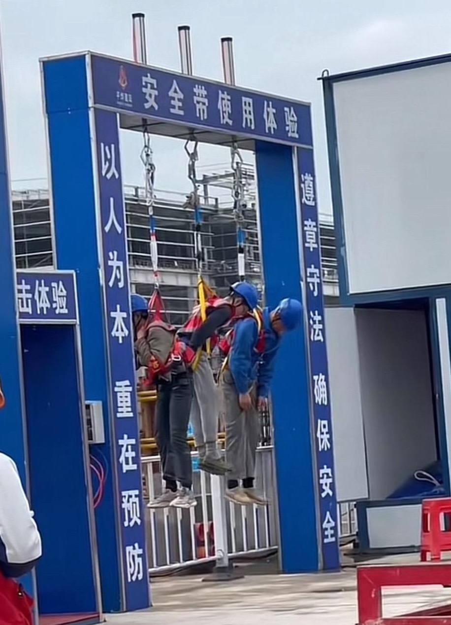 工人悬挂工地门口示众 律师批“违法”负责人称“安全教育”