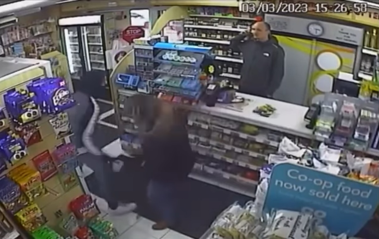 【视频】图抢便利店“巧遇”空手道女杰 男匪被打得落荒而逃