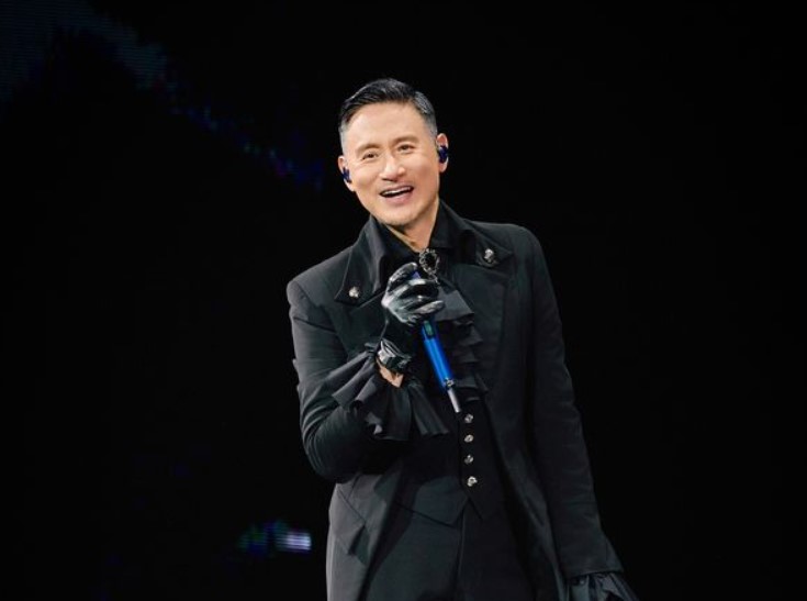 抱病广州登台开唱 张学友不时拿手帕擦鼻水