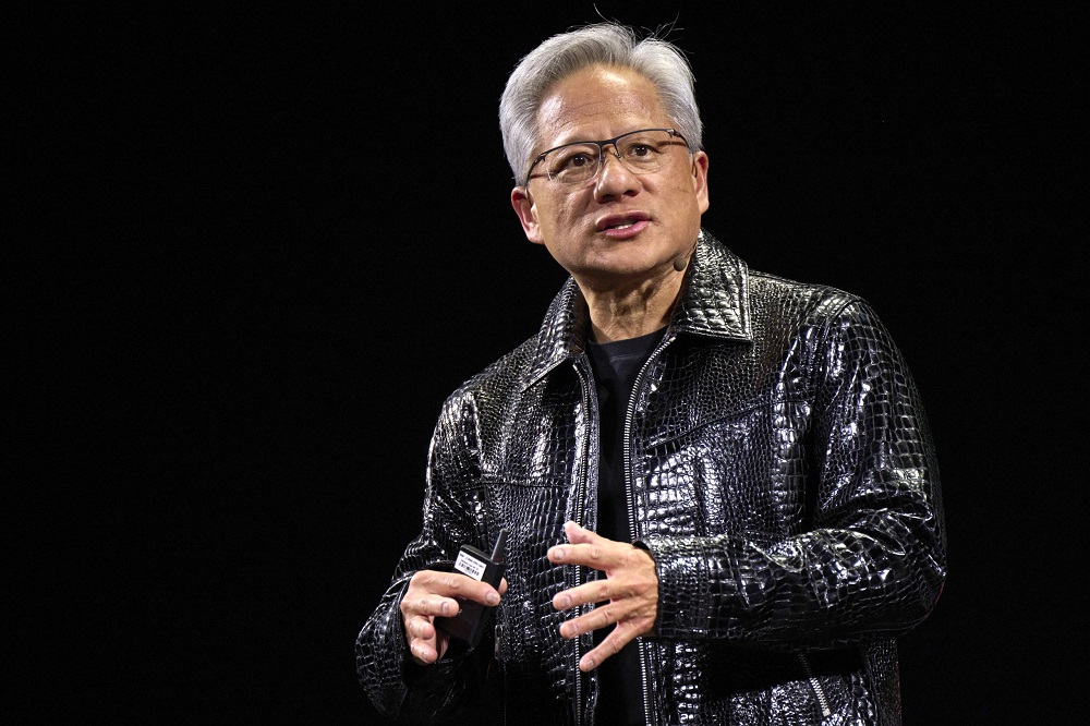 黄仁勋淡化关税短期影响 与台积电鸿海在美国打造AI