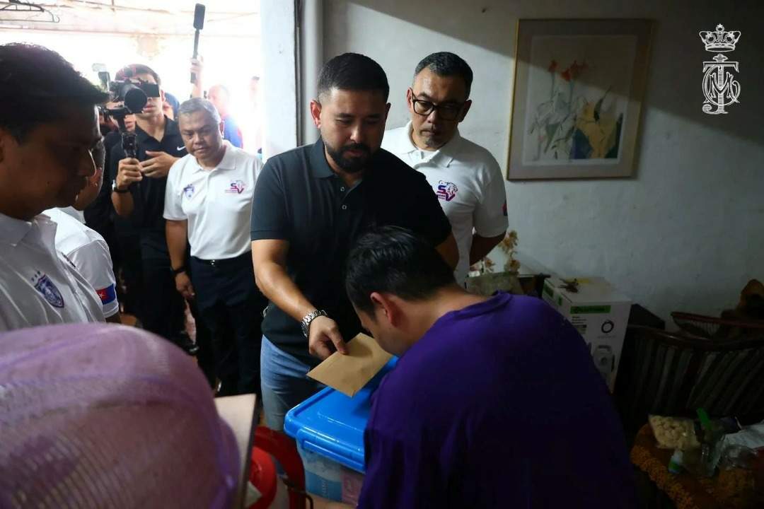 水灾情况逐渐恢复 柔佛摄政王慰问灾民