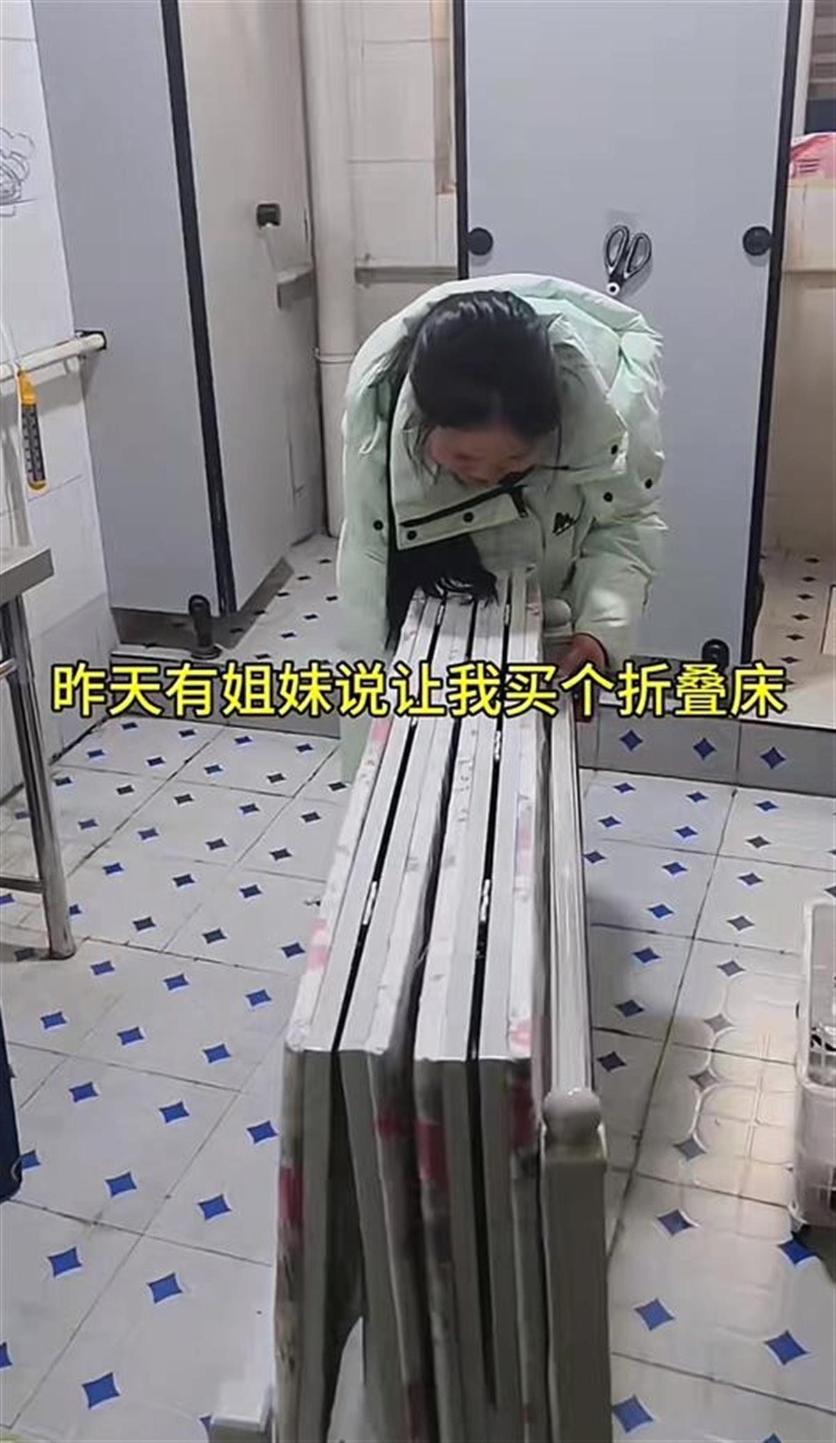 湖南“节俭女”租住厕所 睡觉洗漱一次过原地搞定