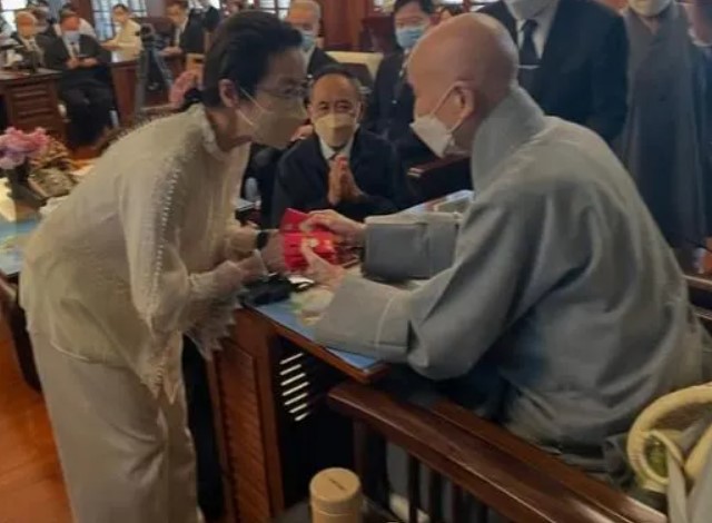 拜会证严法师再掀争议 杨紫琼遭呛“先学会尊重”