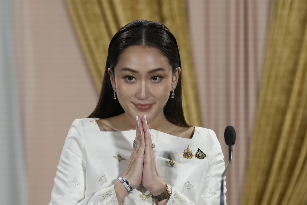 佩通坦任泰相半年遭批“父亲干政”不信任案登场前夕急拉拢友军