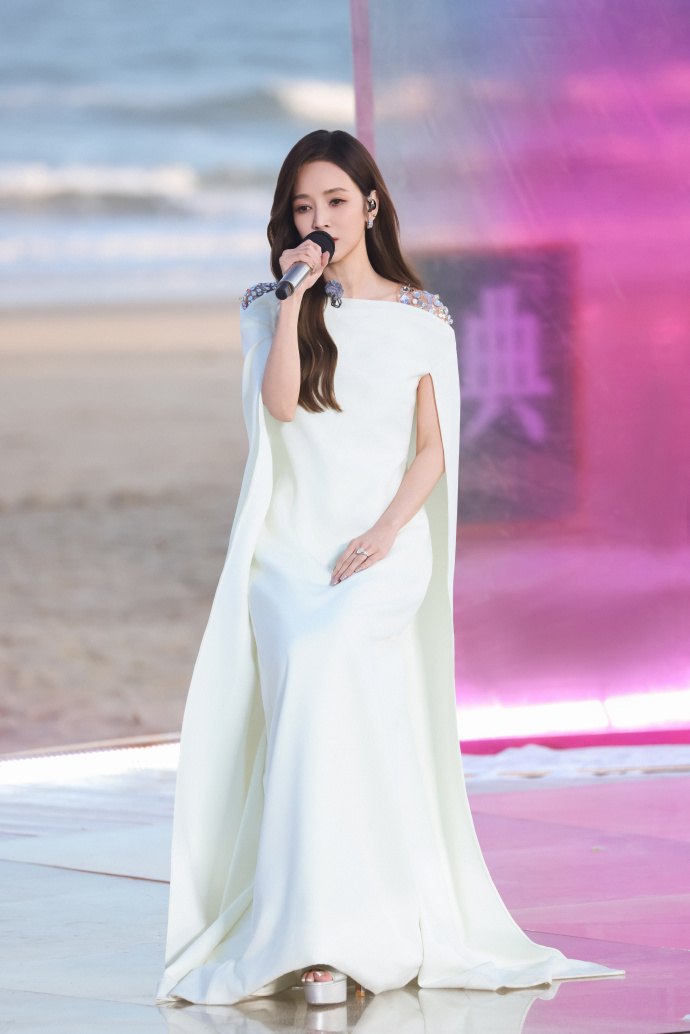 侯佩岑听“周杰伦神曲”表情全被拍 《浪姐6》爆离开主播台内幕