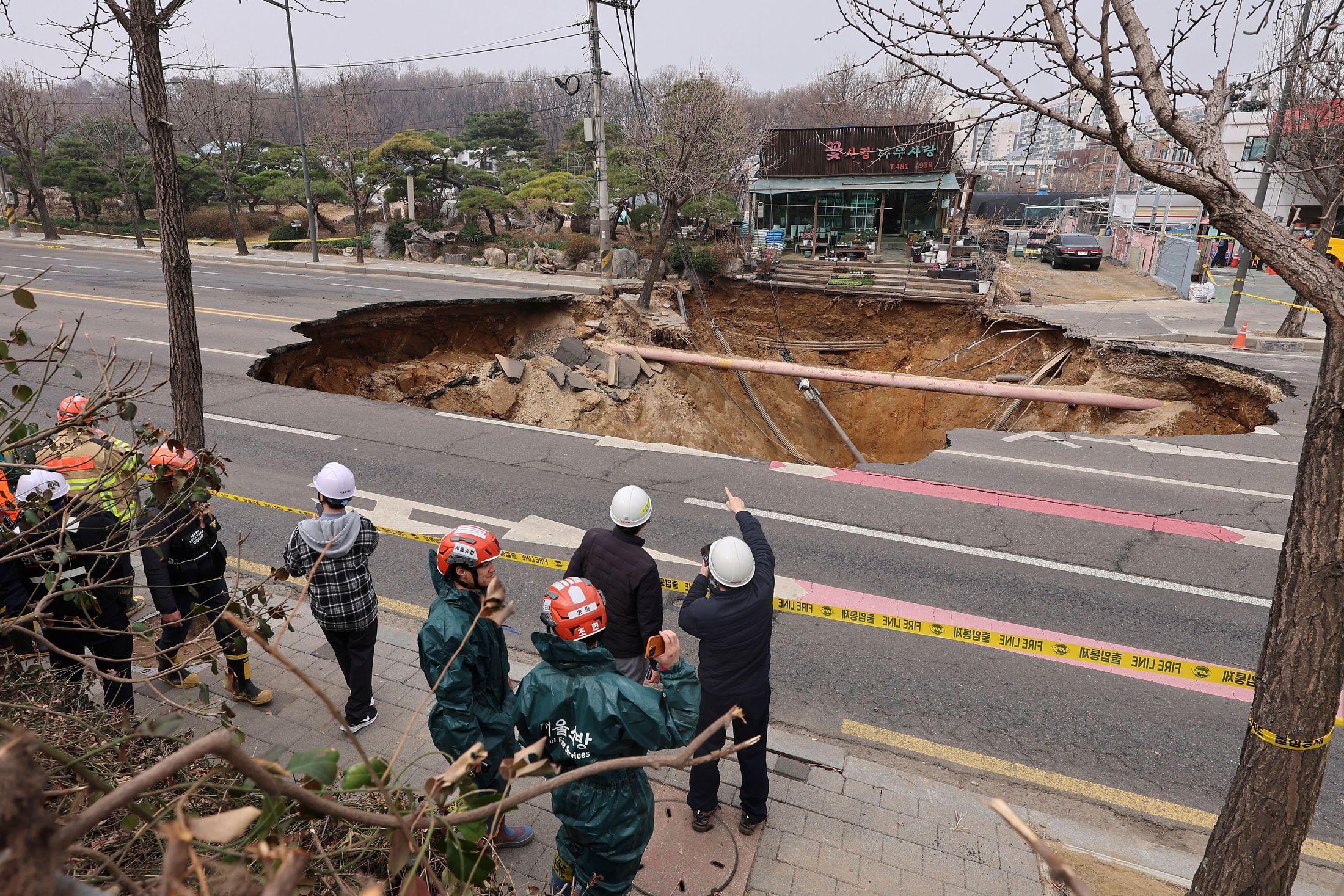 首尔道路现20公尺坑洞 失踪摩托车骑士确认身亡