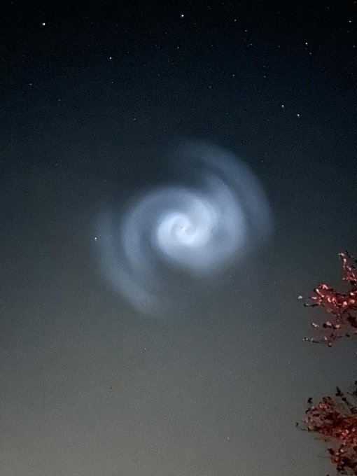 【视频】欧洲夜空惊现“幽蓝螺旋天象”多国目睹奇景