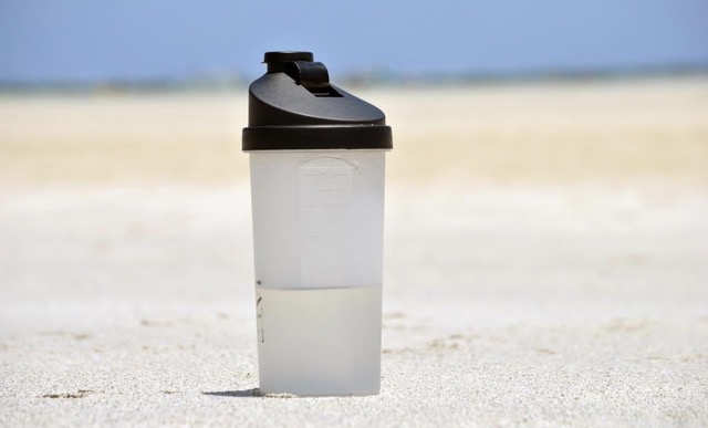 研究:水瓶清洁不到位 喝入的每一口水都有细菌