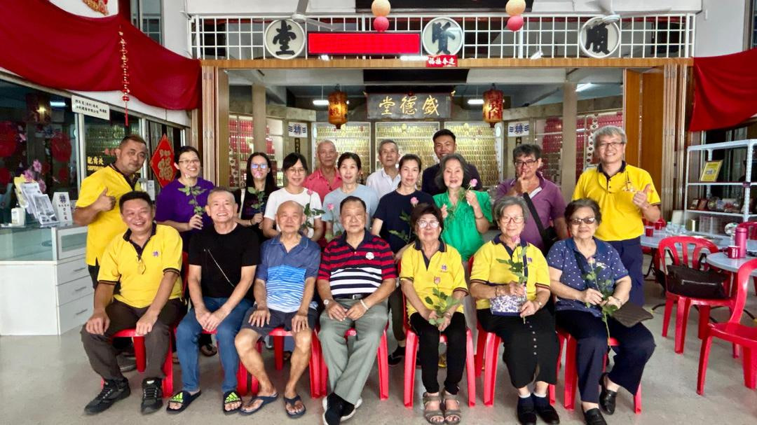 紫芳阁庆妇女节 向德姐献玫瑰与祝福