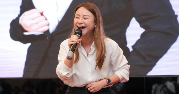 “姐姐，您好!” 13杰出女将赠两句