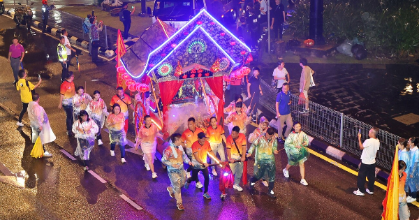 道教节花车游行闹哄哄
