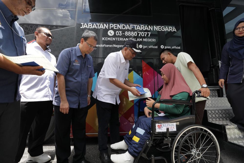 山苏安努亚移交身分证给灾民