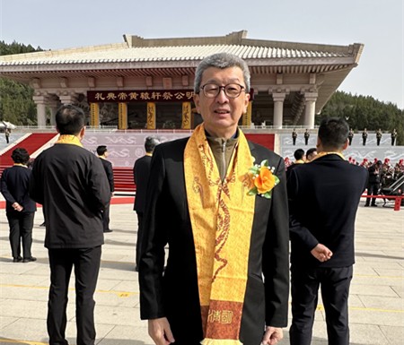 出席公祭轩辕黄帝礼 林福山代表海外华人献花
