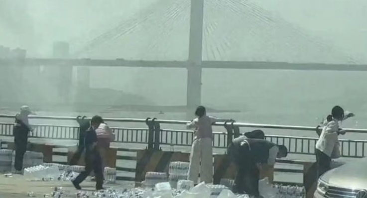 中国重庆江边出现“放生矿泉水”奇景 网友:何不捐给有需要者？