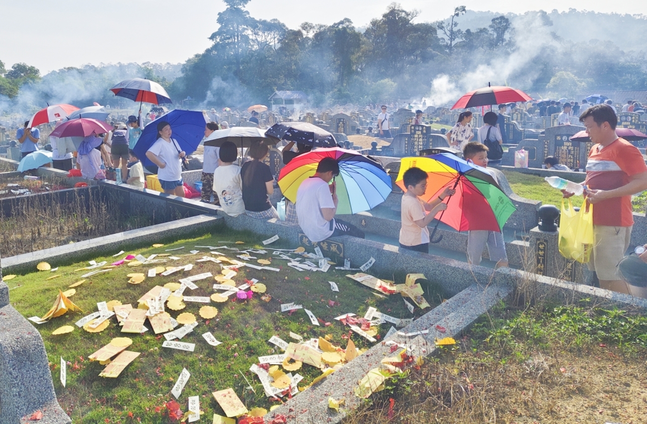 清明前扫墓黄金周 义山公冢人潮不绝