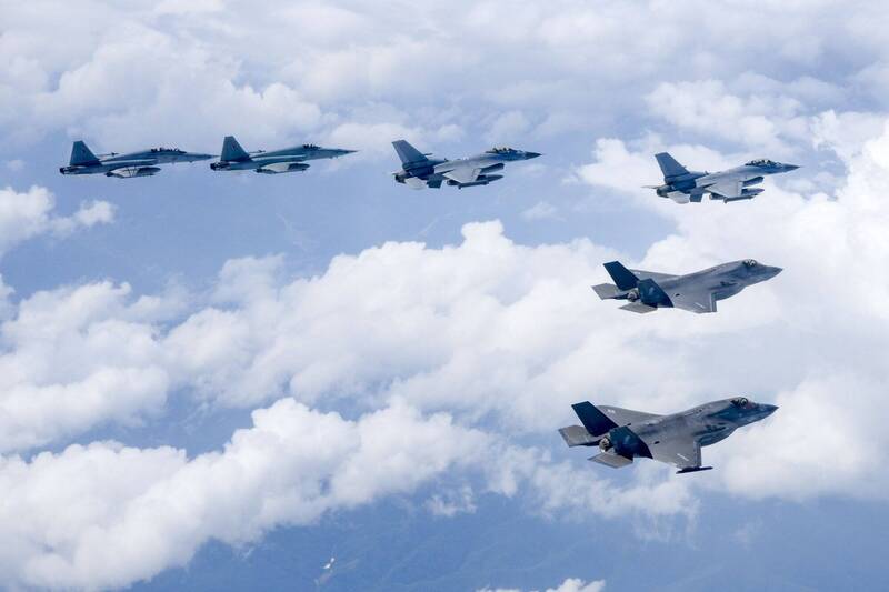 韩国空军基地拍摄战机 2中国人被立案禁离境
