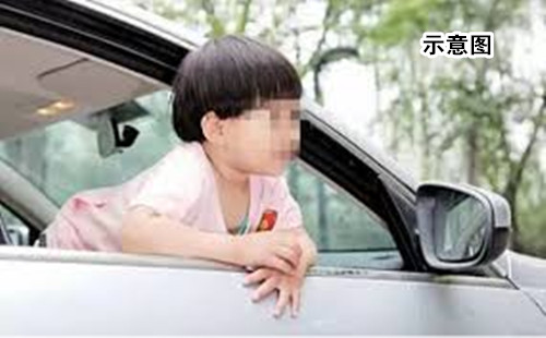 幼儿从车窗掉出 父未察觉续行驶