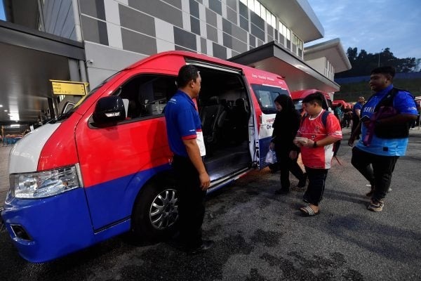【天然气管泄漏大爆炸】电召客货车从救灾中心 载76学生到19中小学上课